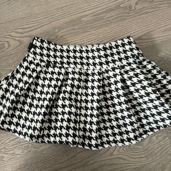 NWOT Sugar Thrillz by Dolls Kill pleated houndstooth mini skirt with buckles - Picture 3 of 6